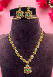 Beautiful short necklace with green stone